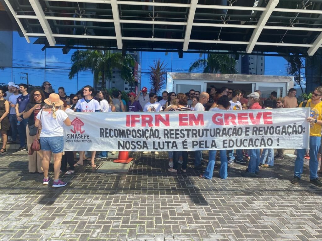 Professores da UFRN decidem permanecer em greve por tempo indeterminado