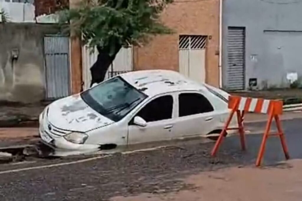 Carro se afunda em buraco e Caern interrompe abastecimento de água em vários bairros da Zona Oeste de Natal