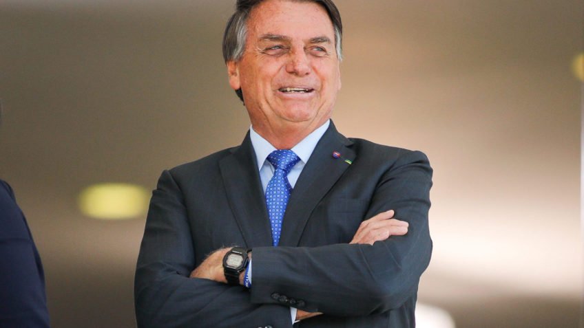 Ministro do TSE anula condenação de Bolsonaro