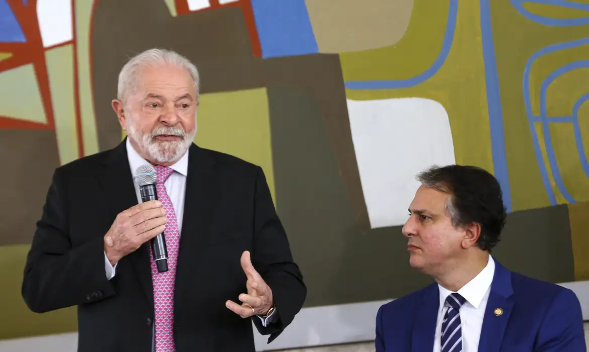 Lula e Camilo Santana se reúnem com reitores para tentar conter crise nas federais e evitar protestos