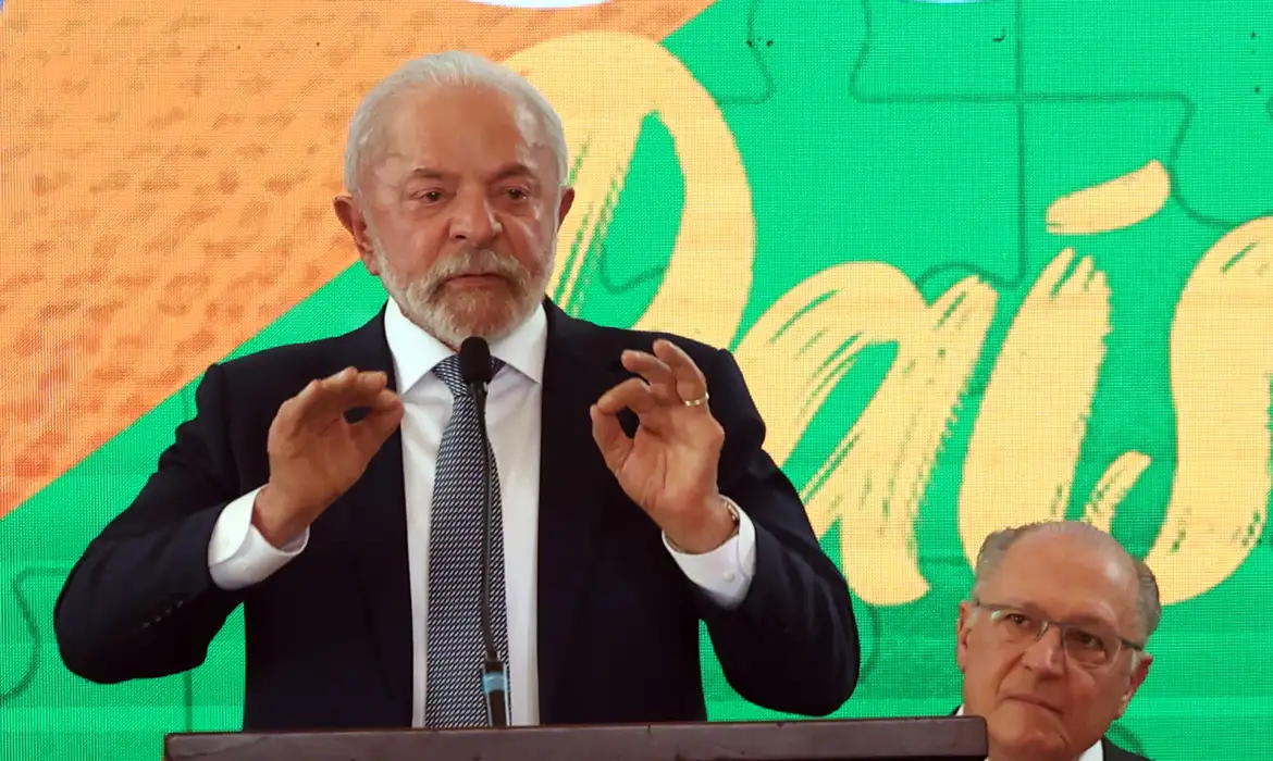 Lula anuncia envio de proposta para regulamentar redes sociais ao Congresso