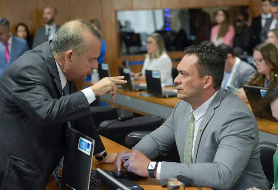 Saiba quem são os senadores que assinaram pedido de impeachment de Moraes