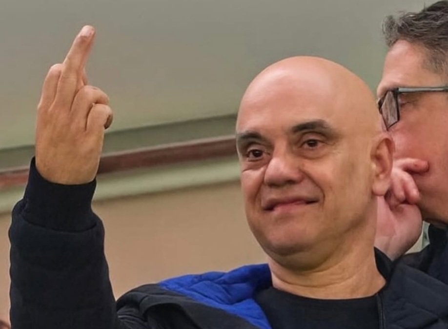 Jornal demite fotógrafo que flagrou gesto obsceno de Moraes em estádio