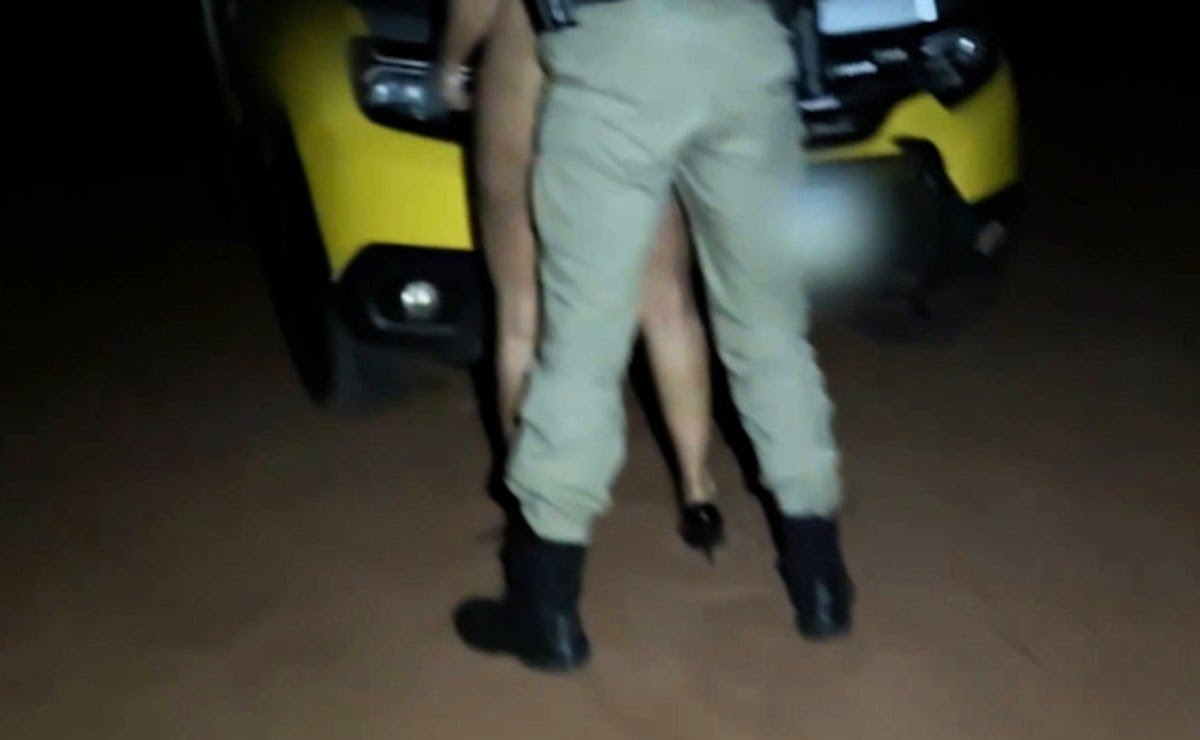 Policial é afastado após vídeo viralizar transando no capô de viatura no Paraná; veja