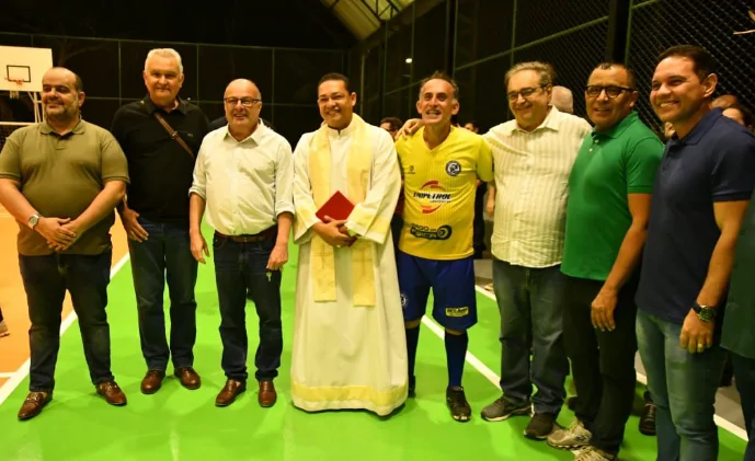 Paulinho Freire entrega quadra no Pitimbu e elogia ex-prefeito Álvaro Dias