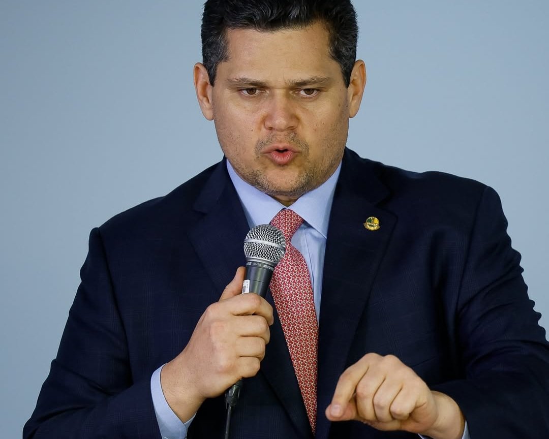 Alcolumbre anuncia votação de pauta-bomba após Lula indicar Messias ao STF