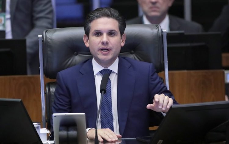 Hugo Motta comemora aprovação do PL Antifacção na Câmara e diz que projeto representa resposta dura ao crime organizado