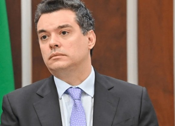 Walter Alves: incoerência, covardia e jogo duplo nos bastidores