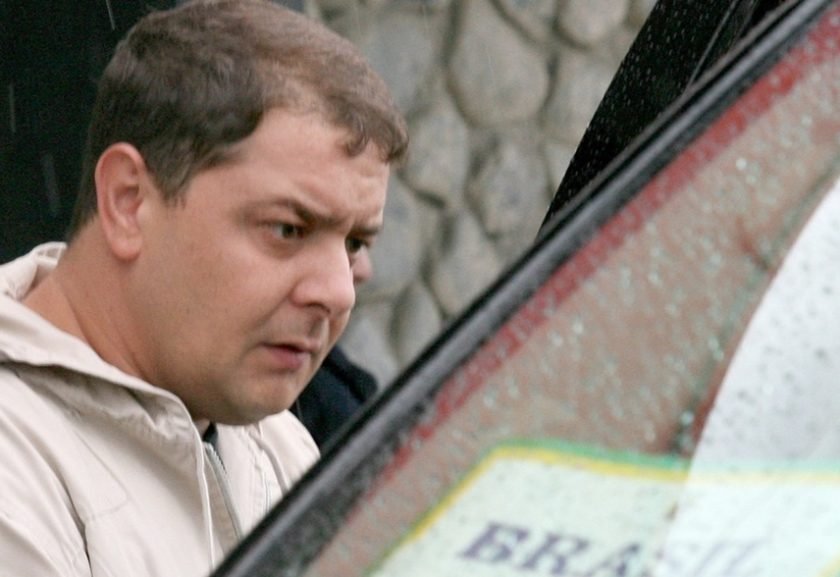 Na mira da Polícia Federal, filho de Lula deixa o Brasil e retorna à Europa