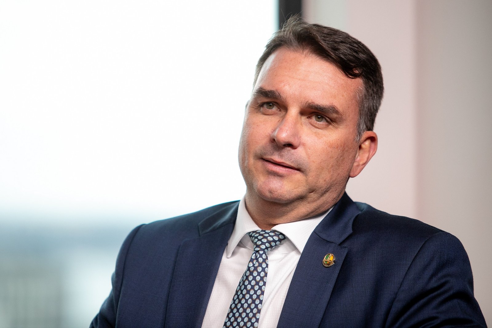 Ministério da Justiça encaminha pedido de investigação contra Flávio Bolsonaro à PF por associar Lula ao ditador venezuelano Nicolás Maduro