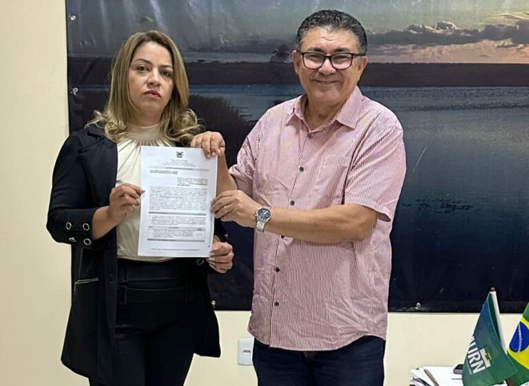 Prefeito Getúlio Ribeiro assina ordem de serviço para pavimentação decruas em Várzea(RN)