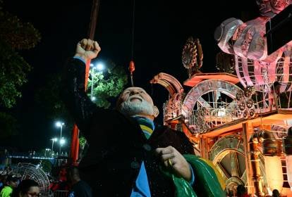 Desfile em homenagem à Lula cita Michel Temer como golpista, chama Bolsonaro de ‘Bozo’ e classifica família e evangélicos como ‘enlatados’