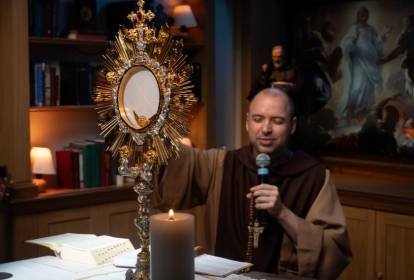 Frei Gilson inicia Quaresma com oração do Santo Rosário e reúne mais de 1,1 milhão de fiéis na madrugada