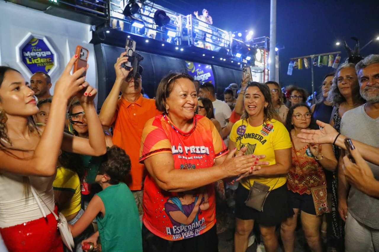 Fátima Bezerra acompanha festejos de Carnaval em Areia Branca e Macau