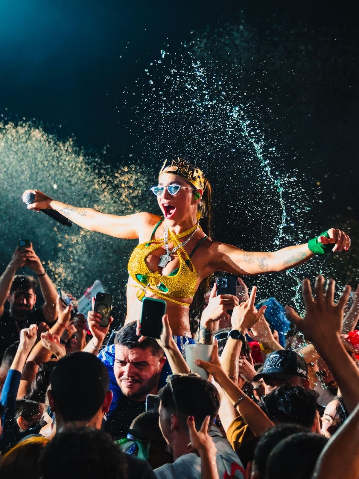 Michele Andrade vive noite histórica em Apodi e é coroada “Rainha dos foliões”