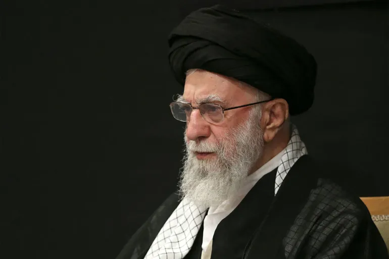 Irã confirma a morte do Líder Supremo Ali Khamenei após ataques EUA-Israelenses