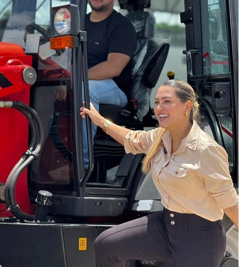 Extremoz: prefeita Jussara Sales recebe retroescavadeira por meio de emenda do senador Styvenson Valentim