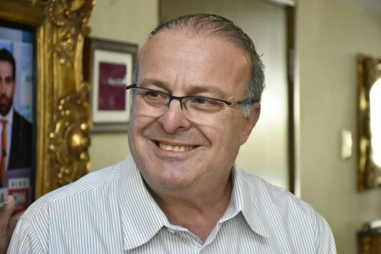 Paulinho sanciona reajuste de 5,4% para professores da rede municipal de Natal