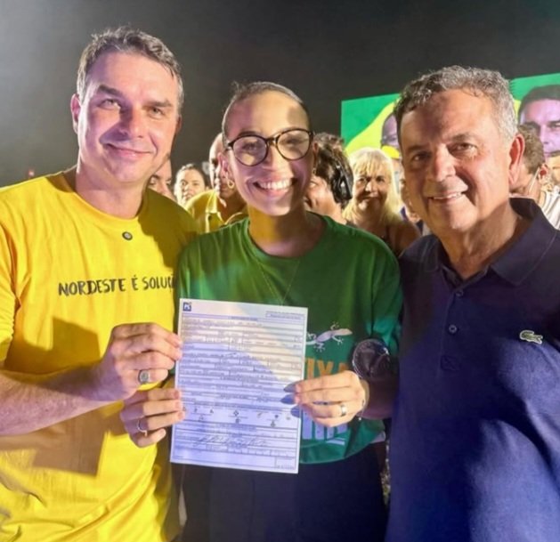 Anne Lagartixa se filia ao PL e reforça apoio à Flávio Bolsonaro