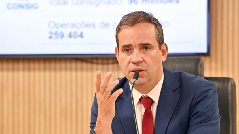 Comissão da Assembleia aprova convocação de Cadu Xavier para explicar atrasos nos repasses de empréstimos consignados