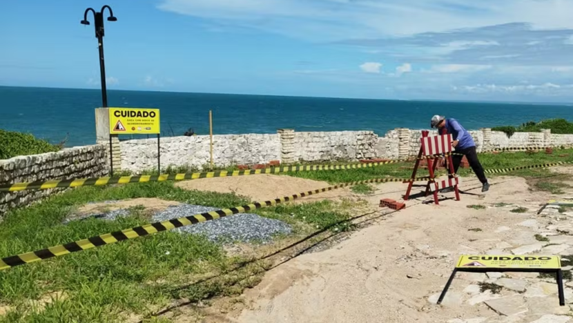 Falésia desaba em Tibau e área da Pedra do Chapéu é isolada
