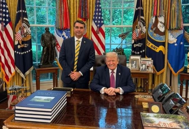 Em encontro com Trump, Flávio Bolsonaro pede que facções criminosas sejam classificadas pelos Estados Unidos como grupos terroristas