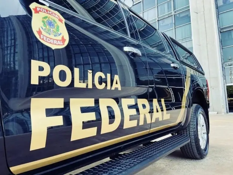 O camburão da PF perto de Allyson Bezerra