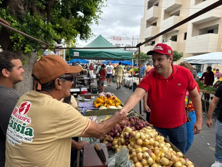 Cadu Xavier recebe carinho do povo seridoense em caminhada na Feira de Caicó