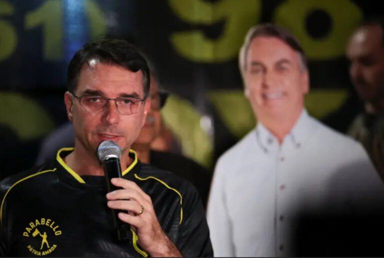 Deputado do PT pede ao STF que Bolsonaro seja transferido para regime fechado e Flávio pague R$ 100 mil de multa após carta